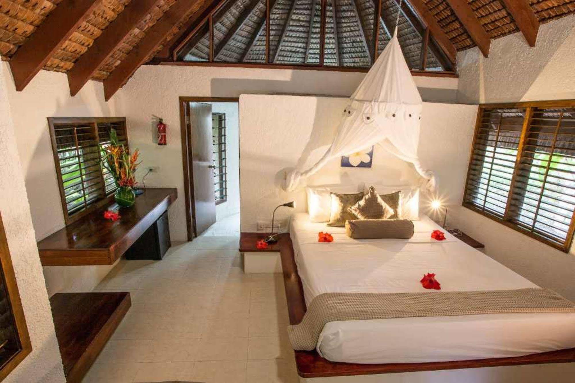 Breakas Beach Resort (Adults Only) Port Vila Luaran gambar